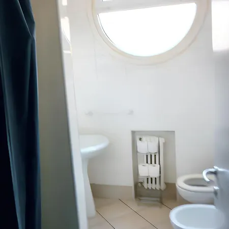 Cozy In Of 45 M² With Parking アパート ボローニャ