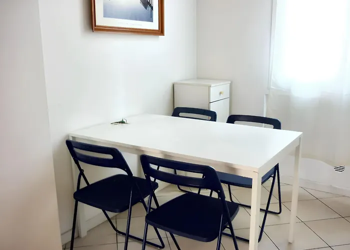 Cozy In Of 45 M² With Parking شقة